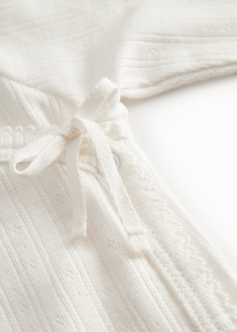 Langærmet pointelle bluse til nyfødte med slå-om-lukning