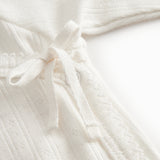 Langærmet pointelle bluse til nyfødte med slå-om-lukning