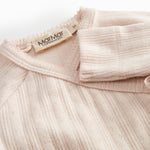 Langærmet lyserød pointelle bluse til nyfødte med slå-om-lukning