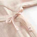 Langærmet lyserød pointelle bluse til nyfødte med slå-om-lukning