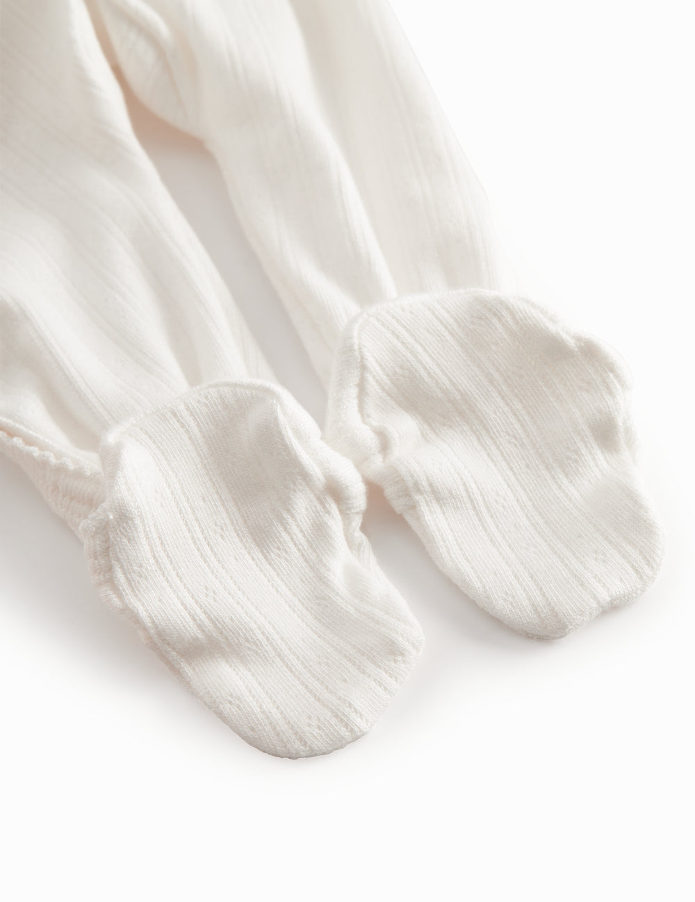 Langærmet hvid pointelle heldragt med fødder til nyfødte