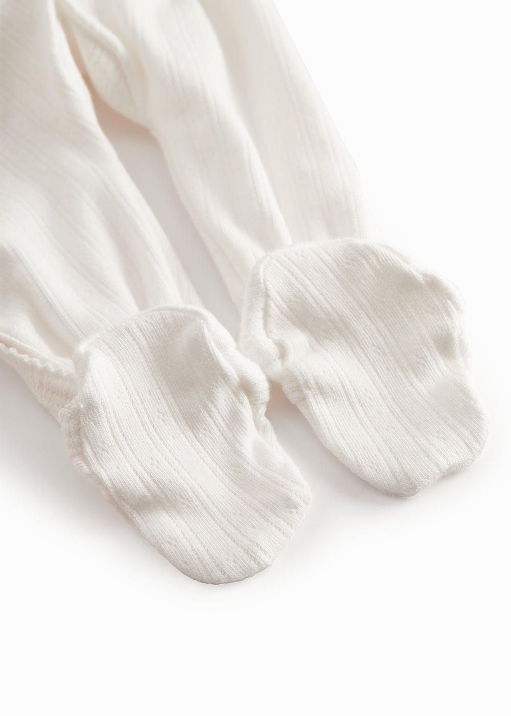 Langærmet hvid pointelle heldragt med fødder til nyfødte