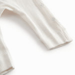 Hvid langærmet pointelle heldragt med slå-om-lukning til nyfødte