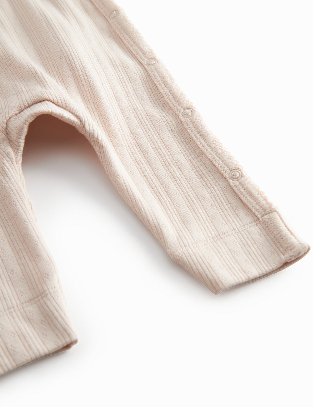 Lyserød langærmet pointelle heldragt med slå-om-lukning til nyfødte