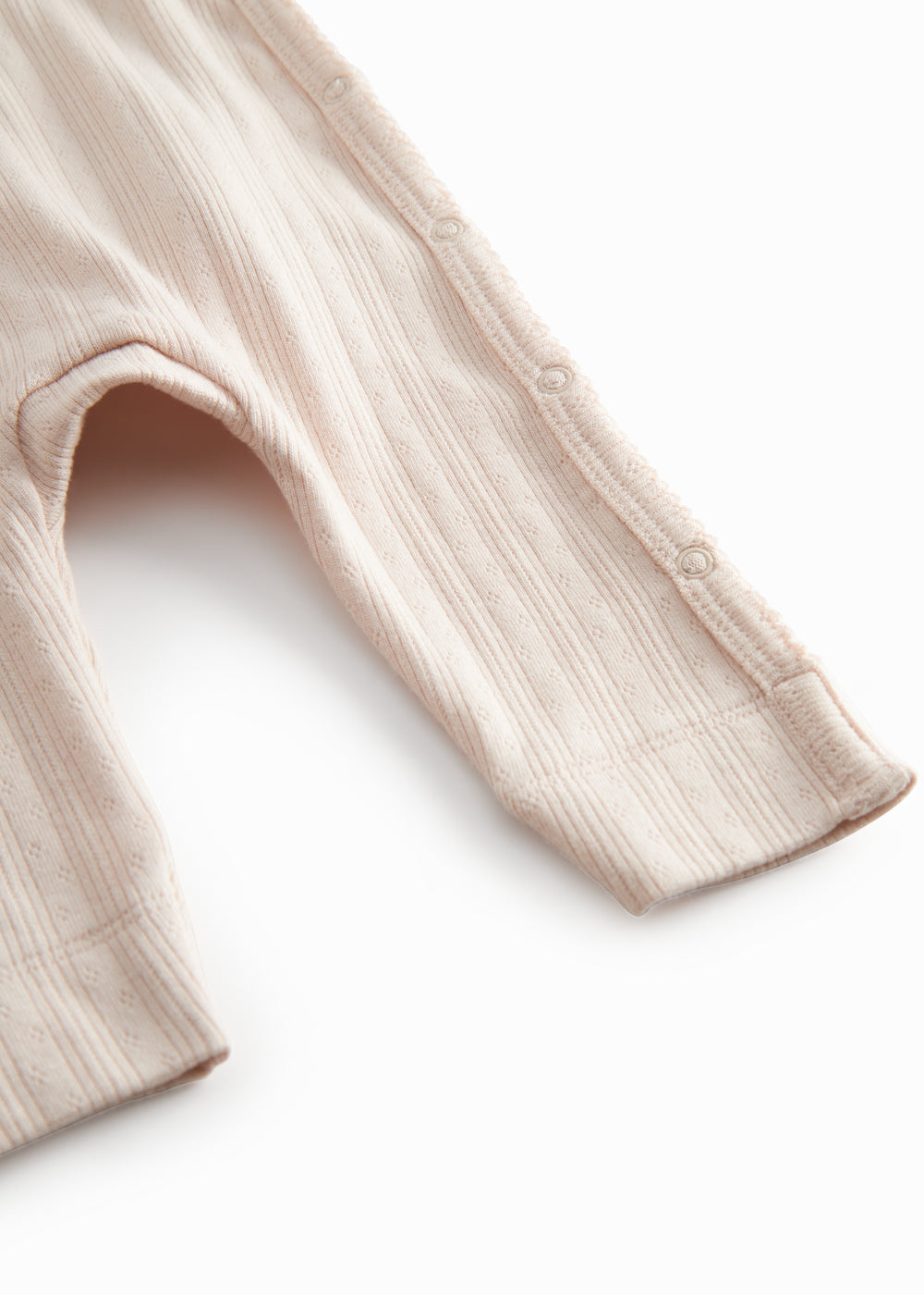 Lyserød langærmet pointelle heldragt med slå-om-lukning til nyfødte