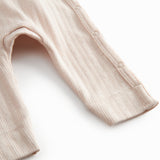 Lyserød langærmet pointelle heldragt med slå-om-lukning til nyfødte