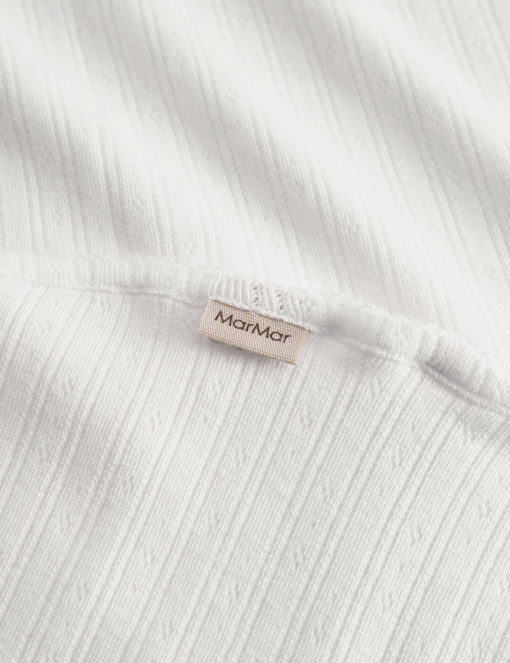 Hvid pointelle babytæppe med rundede hjørner og picotkanter