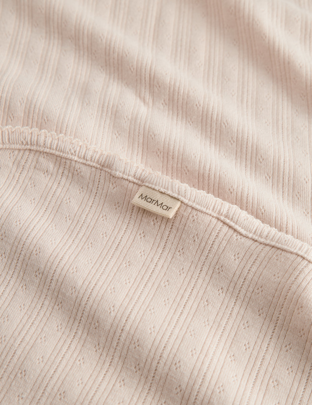 Lyserød pointelle babytæppe med rundede hjørner og picotkanter