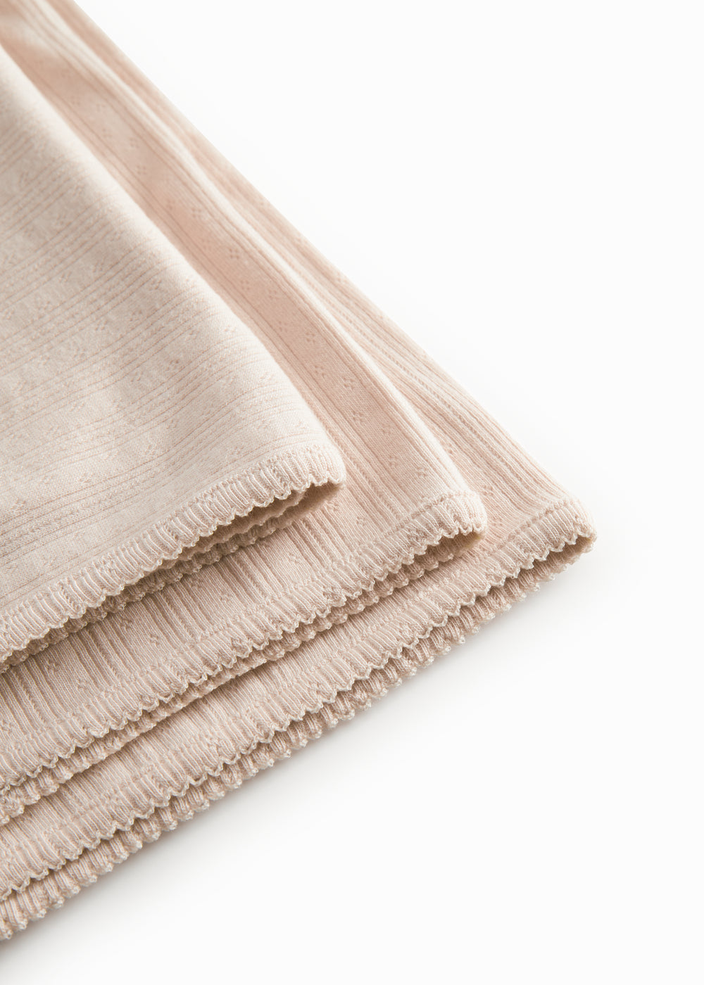 Lyserød pointelle babytæppe med rundede hjørner og picotkanter