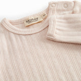 Langærmet lyserød pointelle baby bodystocking