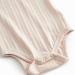 Langærmet lyserød pointelle baby bodystocking