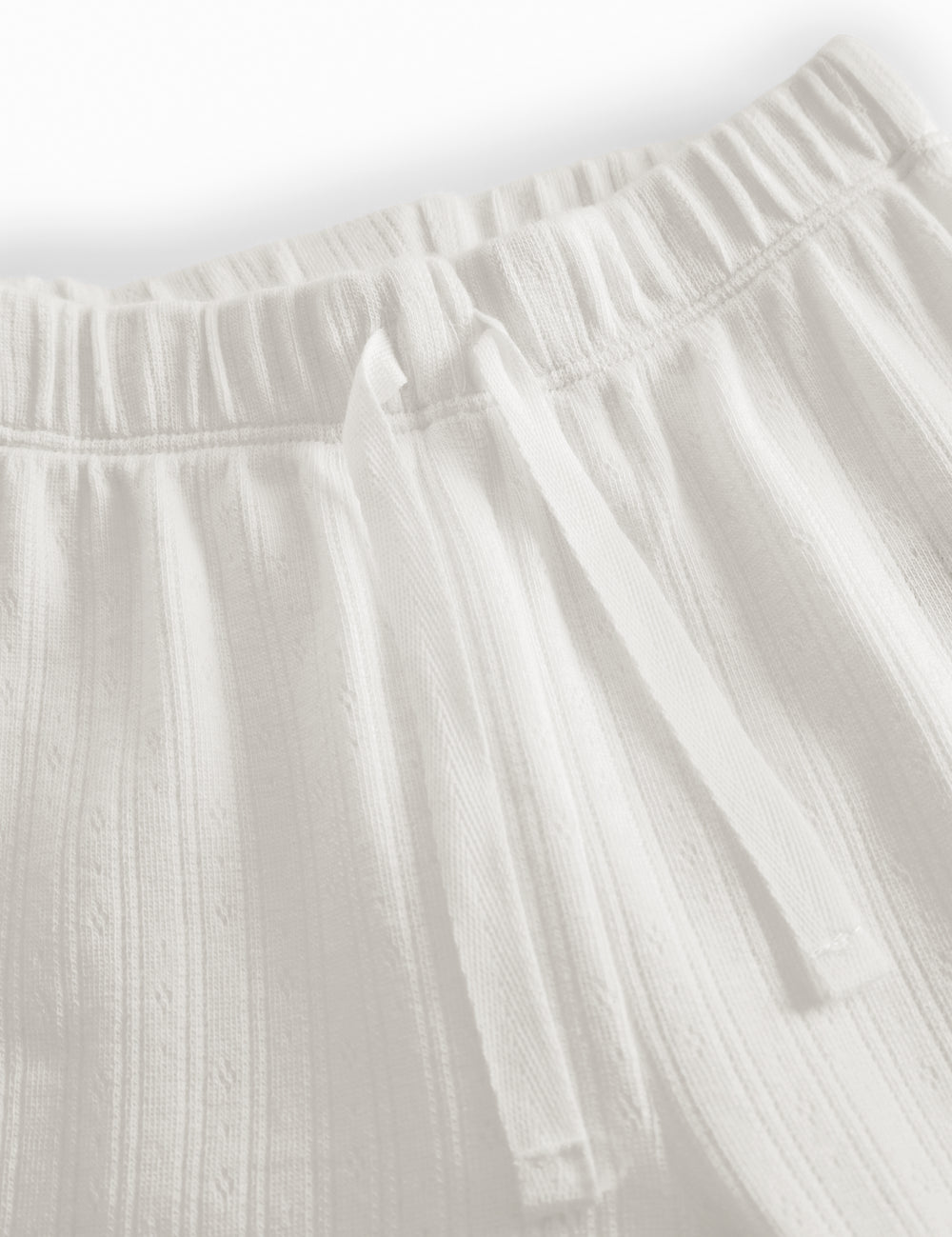 Hvide pointelle babybukser med elastik og  pyntebånd i livet