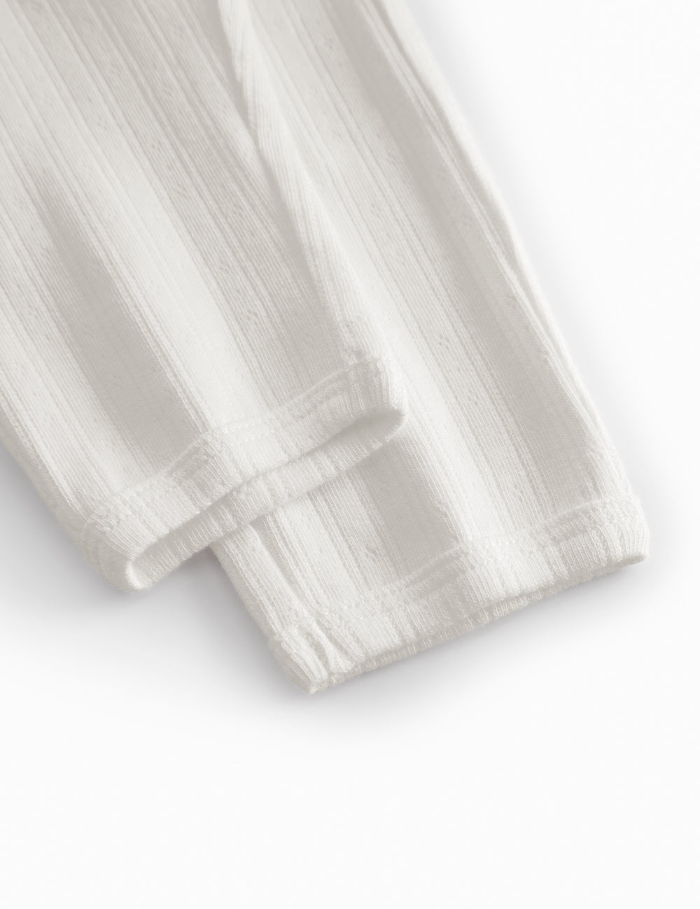 Hvide pointelle babybukser med elastik og  pyntebånd i livet