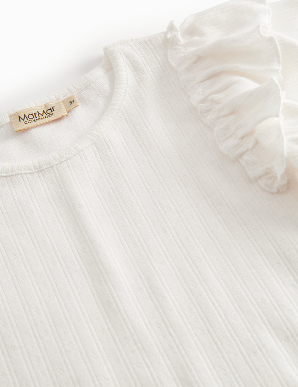 Kortærmet hvid pointelle t-shirt til børn med flæser på ærmerne