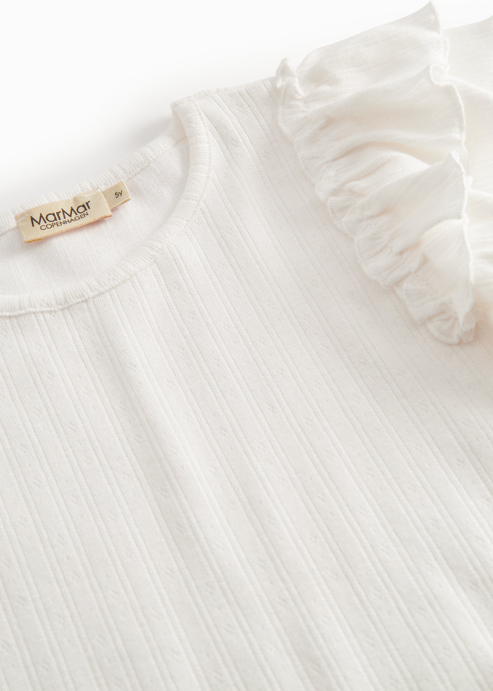 Kortærmet hvid pointelle t-shirt til børn med flæser på ærmerne