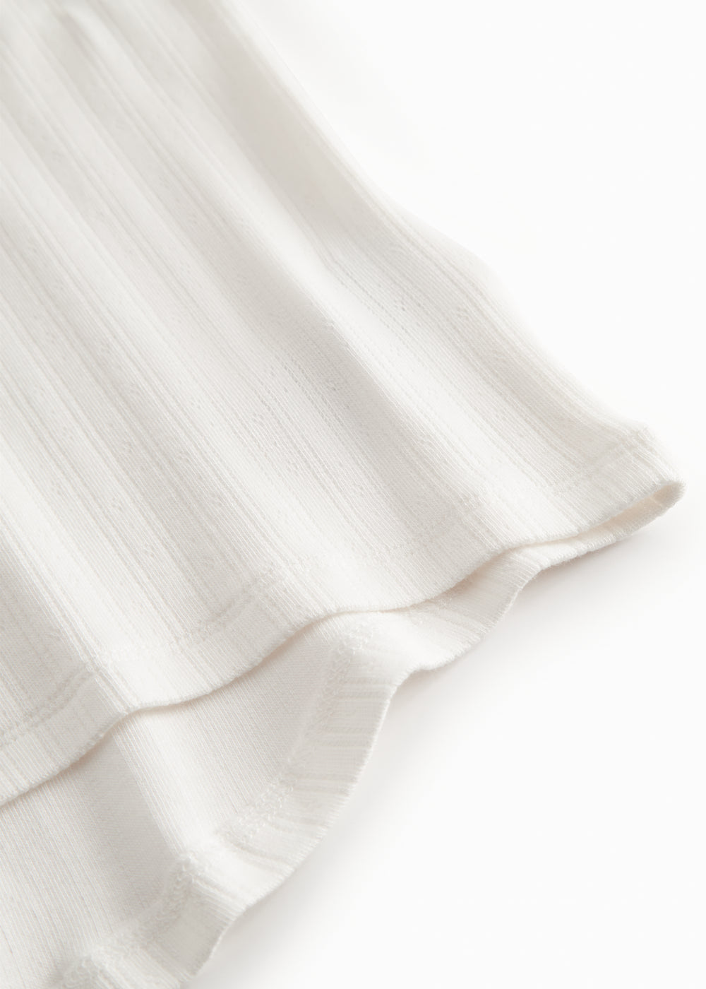 Kortærmet hvid pointelle t-shirt til børn med flæser på ærmerne