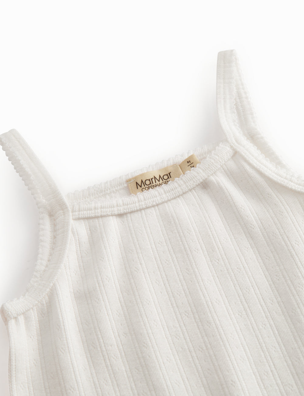Hvid undertrøje til børn med pointelle detaljer og tynde stroppe