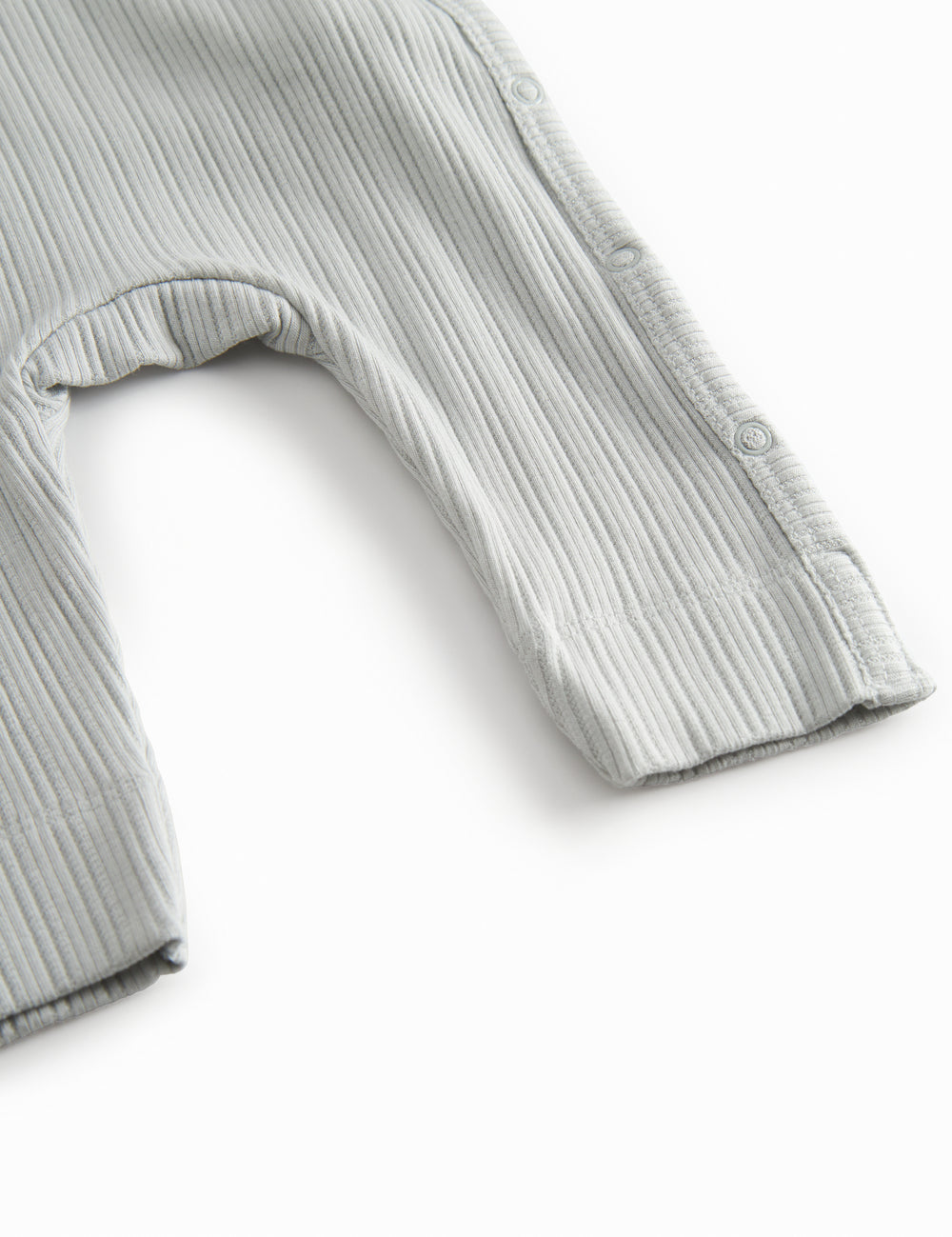 Lysegrøn langærmet pointelle heldragt med slå-om-lukning til nyfødte