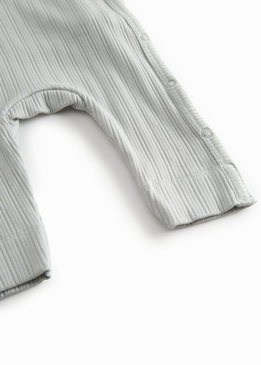 Lysegrøn langærmet pointelle heldragt med slå-om-lukning til nyfødte