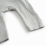 Lysegrøn langærmet pointelle heldragt med slå-om-lukning til nyfødte