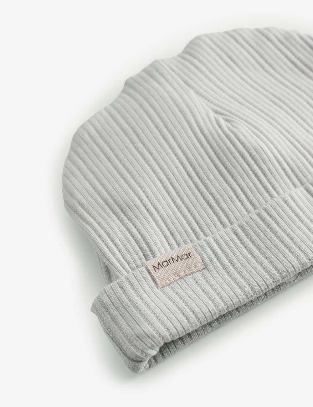 Ribstrikket babyhue i lysegrøn med ombukket kant