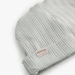 Ribstrikket babyhue i lysegrøn med ombukket kant