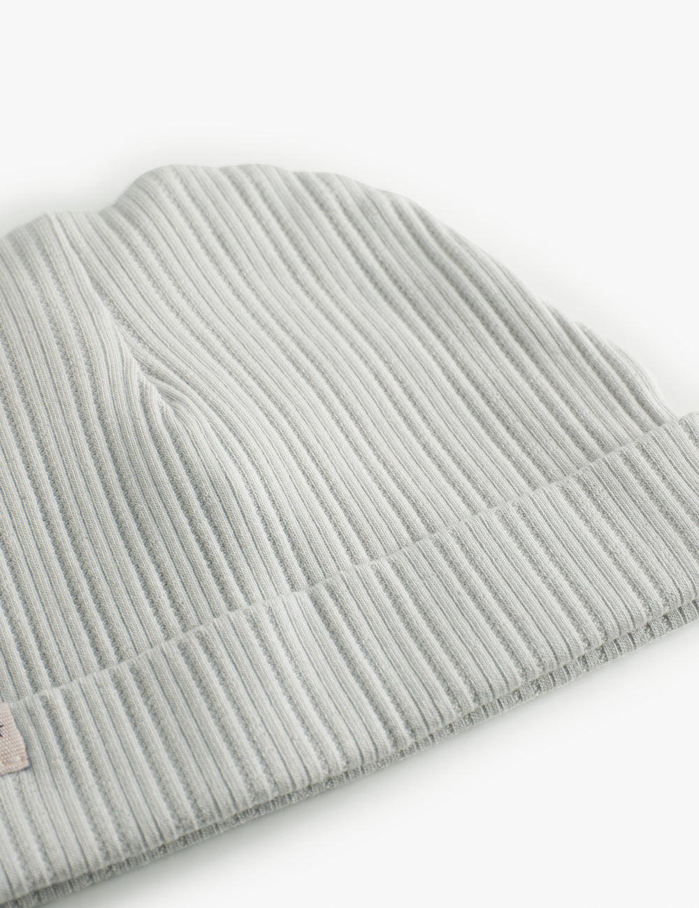 Ribstrikket babyhue i lysegrøn med ombukket kant