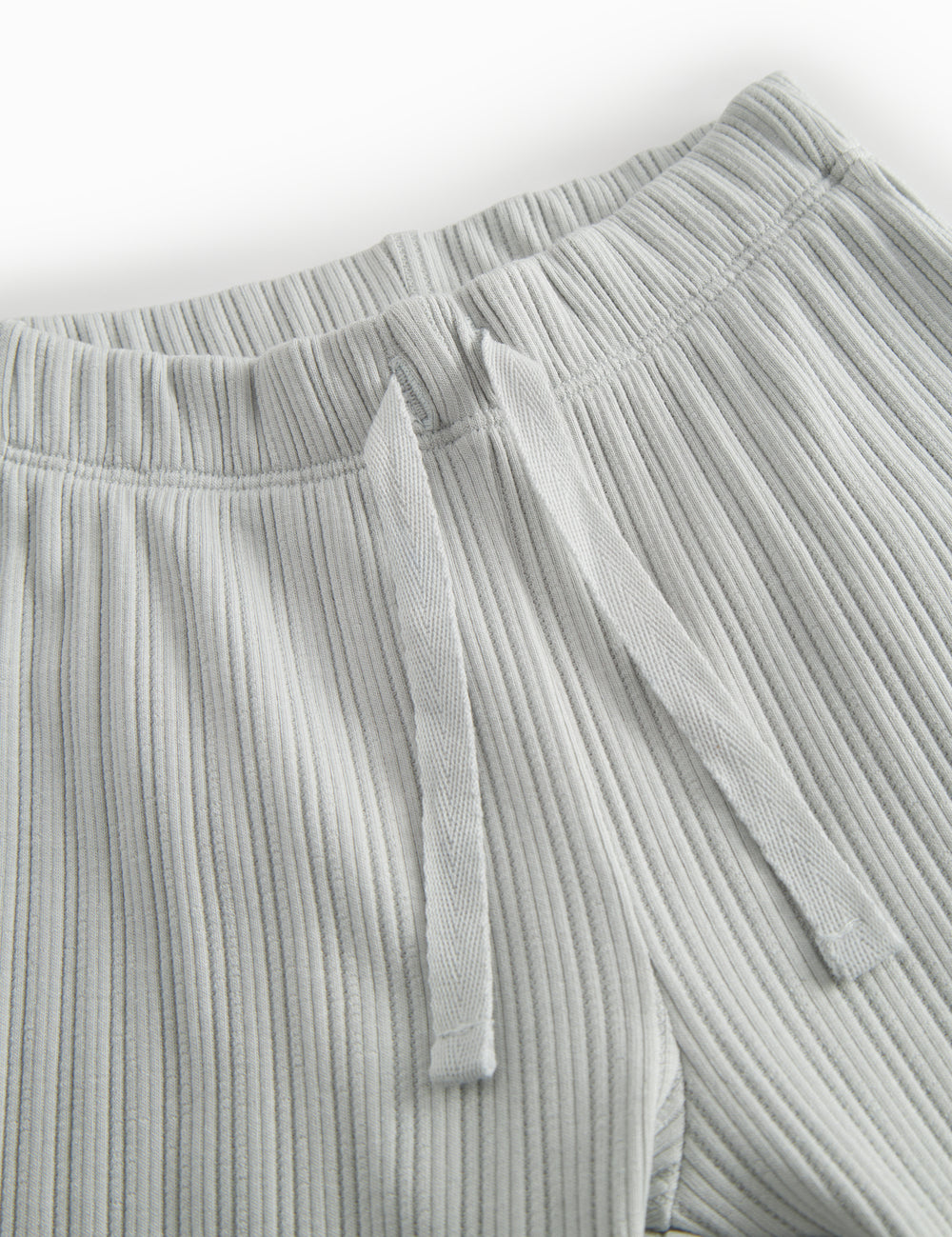 Lysegrøne pointelle babybukser med elastik og  pyntebånd i livet