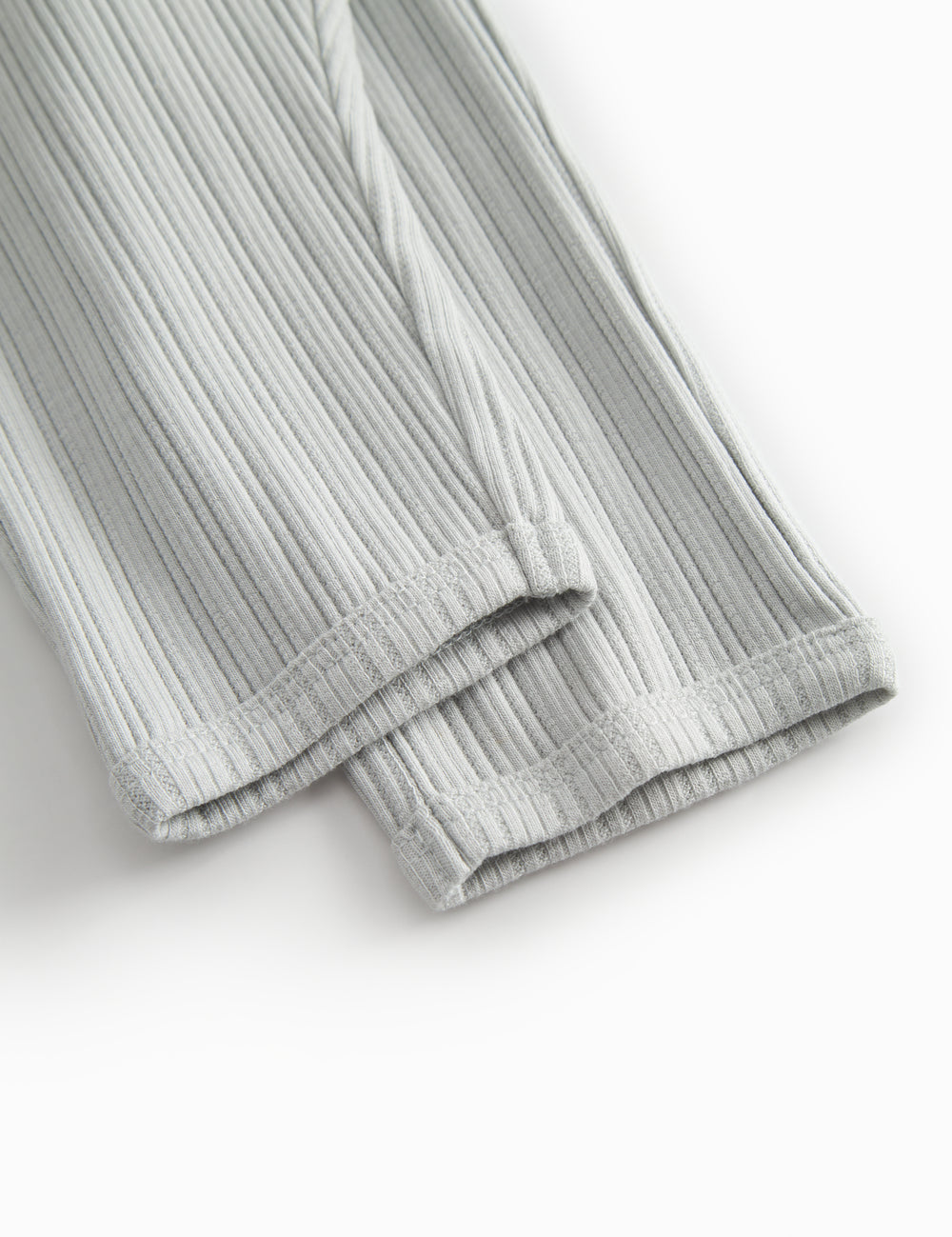 Lysegrøne pointelle babybukser med elastik og  pyntebånd i livet