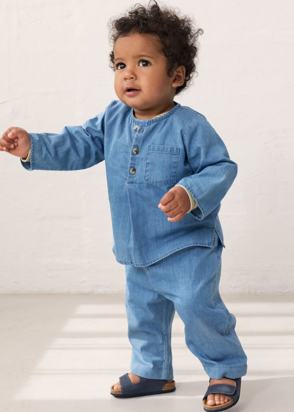 Baby iført Langærmet denim skjorte og denimbukser