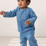 Baby iført Langærmet denim skjorte og denimbukser