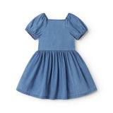 Blå børnekjole med pufærmer, lommer og knaplukning