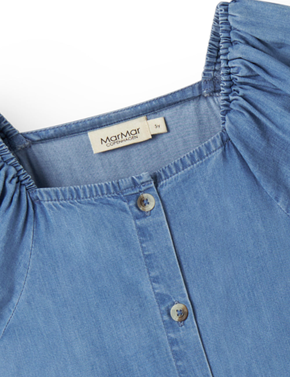 Blå børnekjole med pufærmer, lommer og knaplukning