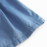 Blå børnekjole med pufærmer, lommer og knaplukning