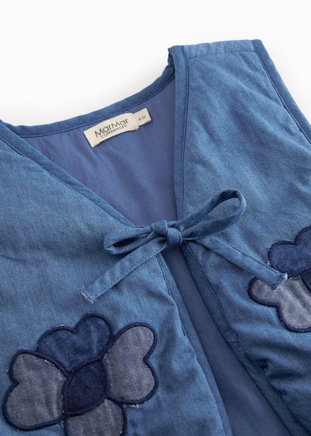 Blå denimvest til barn med broderede blomster
