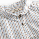 Blåstribet skjorte med krave og knap til børn