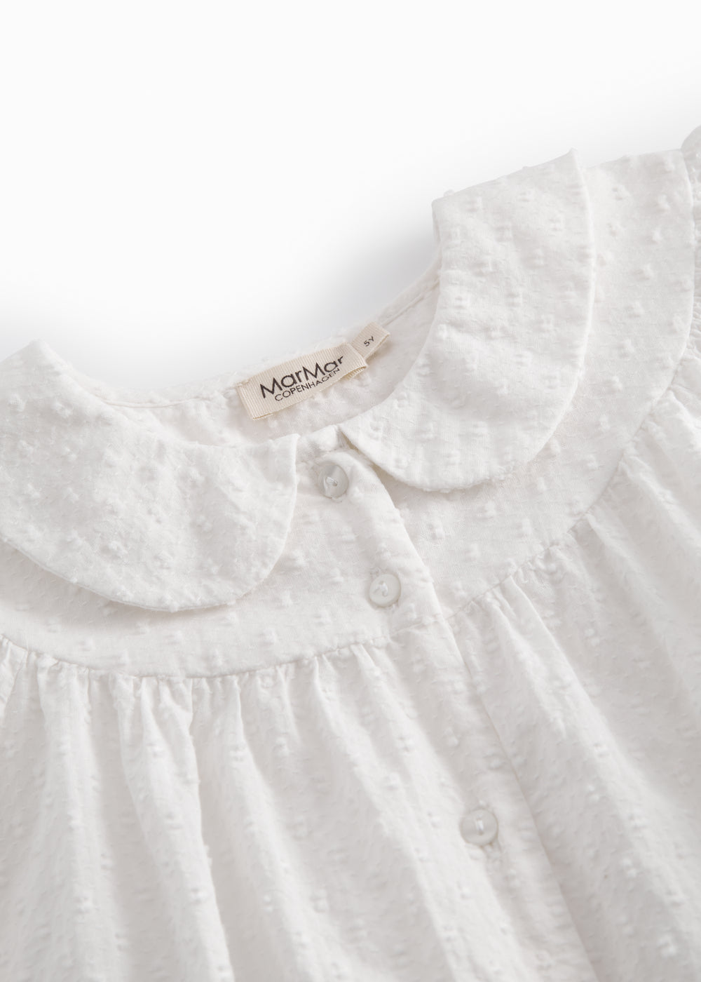 Langærmet hvid bluse til børn med broderimønster og krave