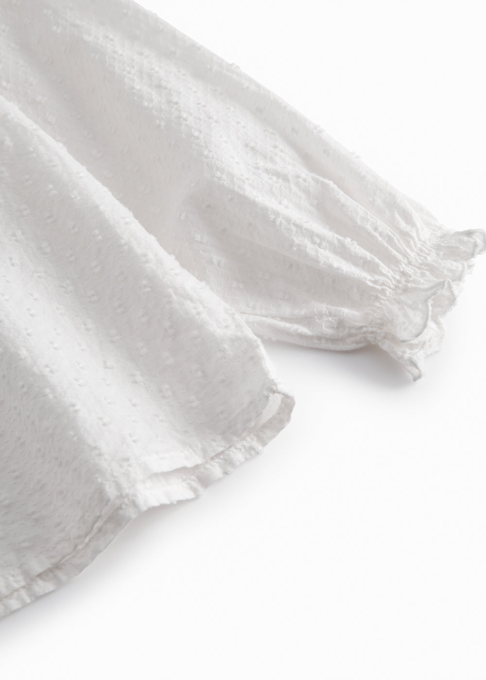 Langærmet hvid bluse til børn med broderimønster og krave