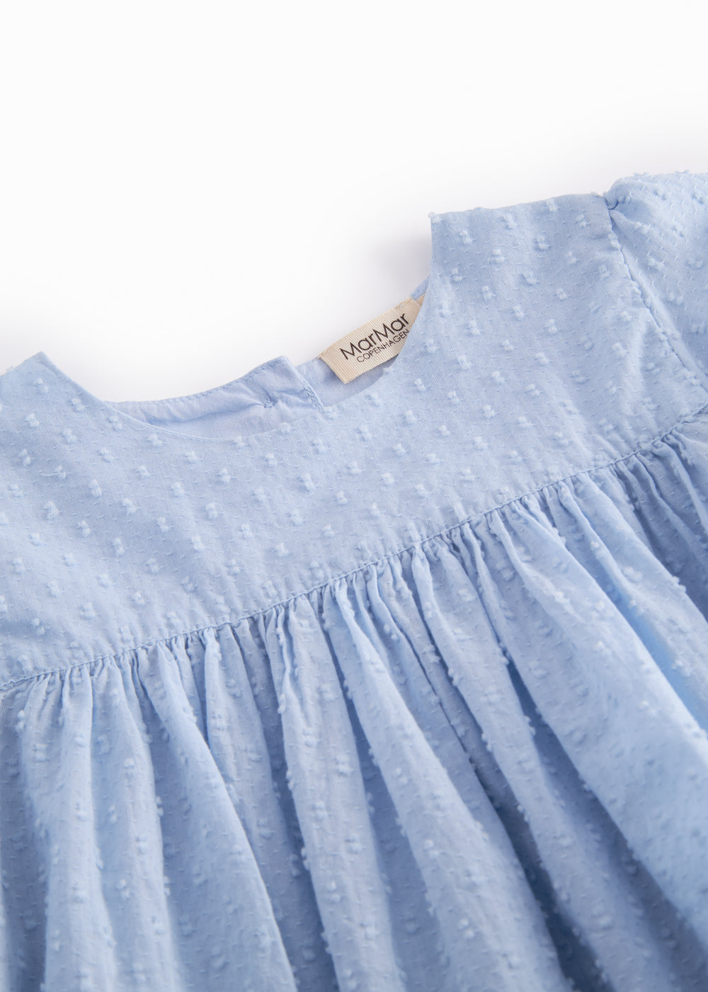 Kortærmet bluse til børn med puffærmer og fint broderimønster