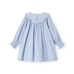 Langærmet lyseblå kjole med broderimønster, elastik ved håndleddene og rund halsudskæring med bølgede kanter