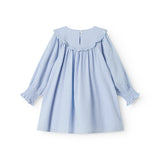 Langærmet lyseblå kjole med broderimønster, elastik ved håndleddene og rund halsudskæring med bølgede kanter