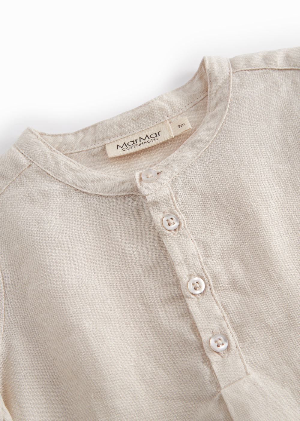 Langærmet beige baby skjorte med kinakrave og knaplukning foran