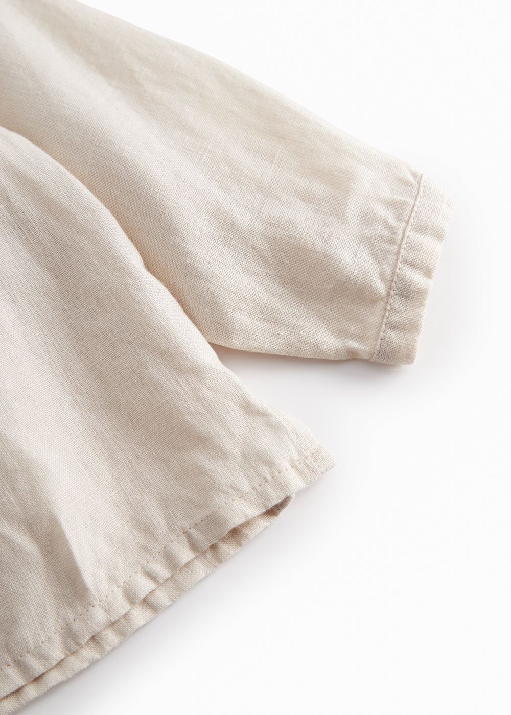 Langærmet beige baby skjorte med kinakrave og knaplukning foran