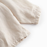 Langærmet beige baby skjorte med kinakrave og knaplukning foran