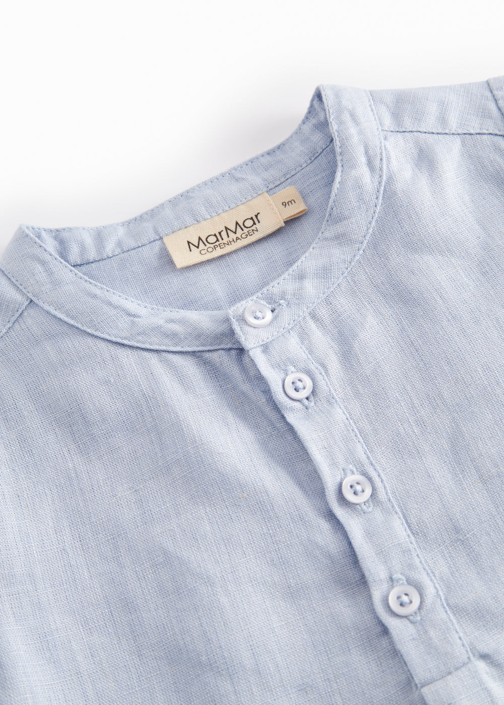 Langærmet lyseblå baby skjorte med kinakrave og knaplukning foran