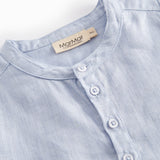 Langærmet lyseblå baby skjorte med kinakrave og knaplukning foran