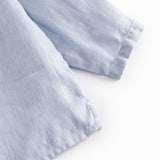 Langærmet lyseblå baby skjorte med kinakrave og knaplukning foran