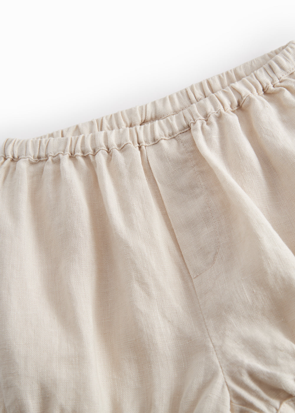 Beige shorts/bloomers til baby