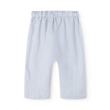 Lyseblå bukser til baby med løs pasform  og elastik i taljen 