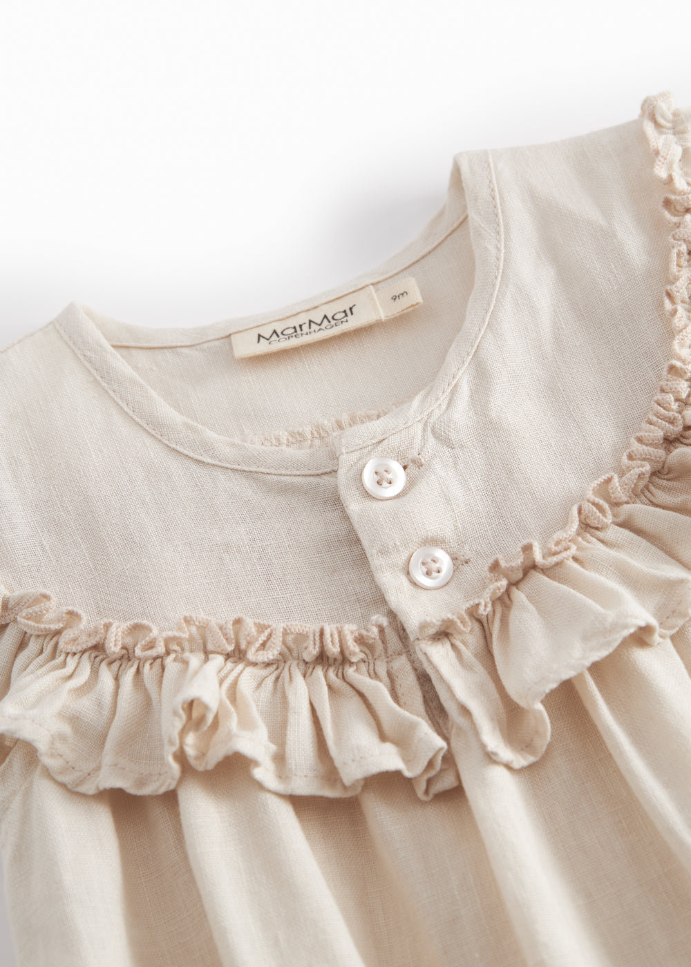 Beige heldragt til baby med korte ærmer og flæsedetaljer